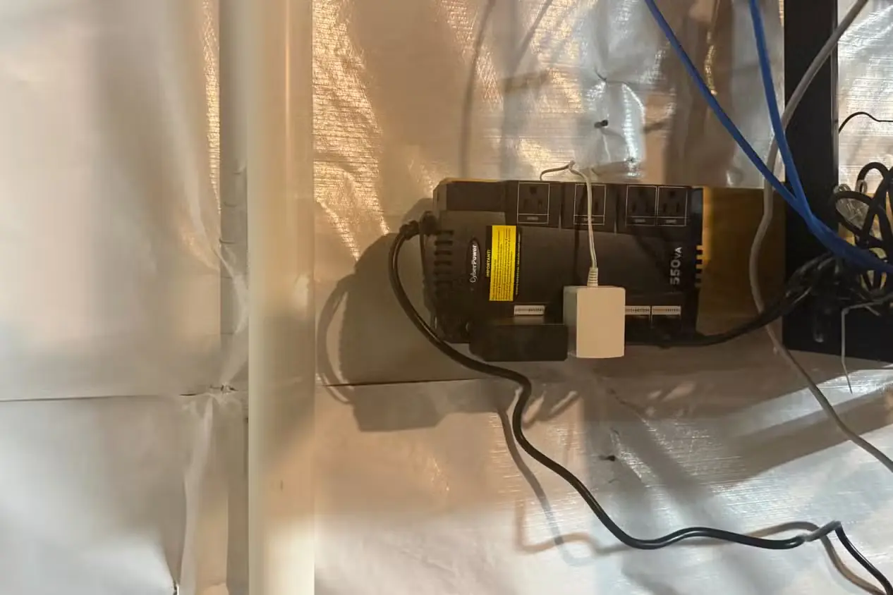 یوپیاس CyberPower در فضای تأسیسات با دستگاهی در حال شارژ