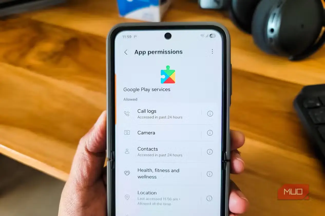 دیالوگ مجوز اطلاعاتی اپلیکیشن Google Play Services باز شده روی اسمسونگ گلکسی Z Flip 6 - پنجره مجوز Google Play Services روی اسمسونگ گلکسی Z Flip 6 نمایش داده میشود