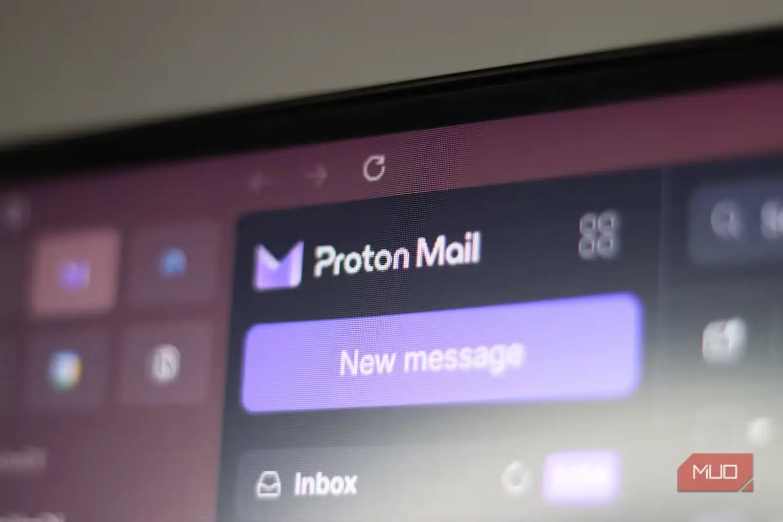 مانیتور در حال نمایش لوگو پروتون میل - مانیتور نمایشدهنده نماد Proton Mail