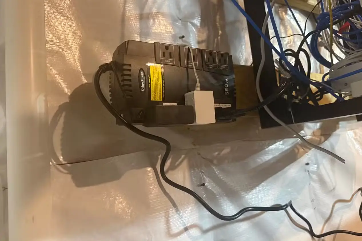 یو پی اس CyberPower 550VA تأمین توان تجهیزات در فضای تأسیسات