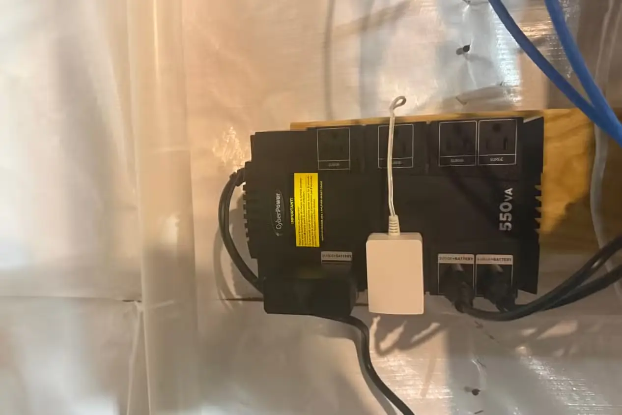 یو پی اس CyberPower 550VA نصب روی دیوار با پریزهای در حال استفاده