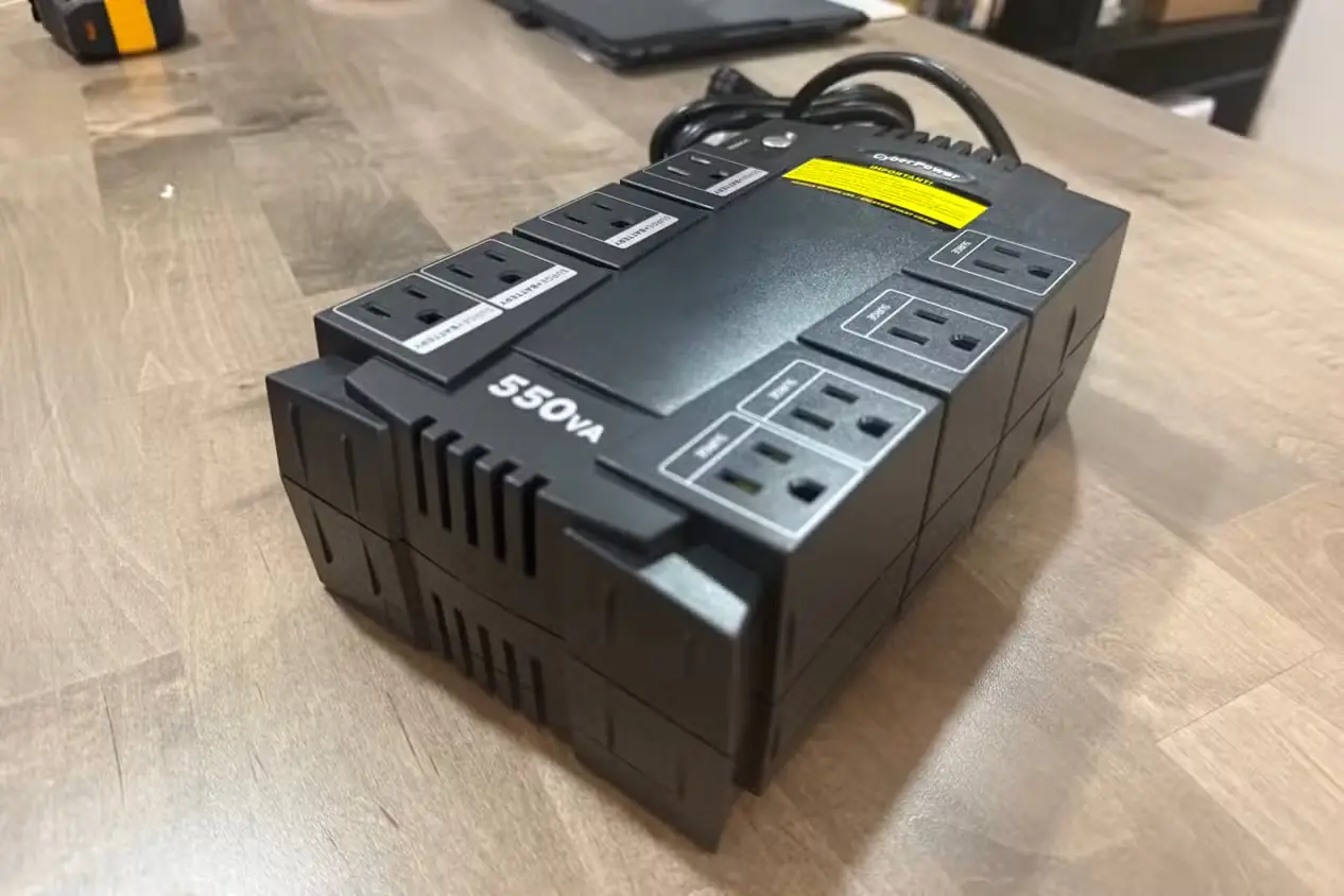 یو پی اس CyberPower 550VA نمای زاویهدار با نشان دادن برند روی میز