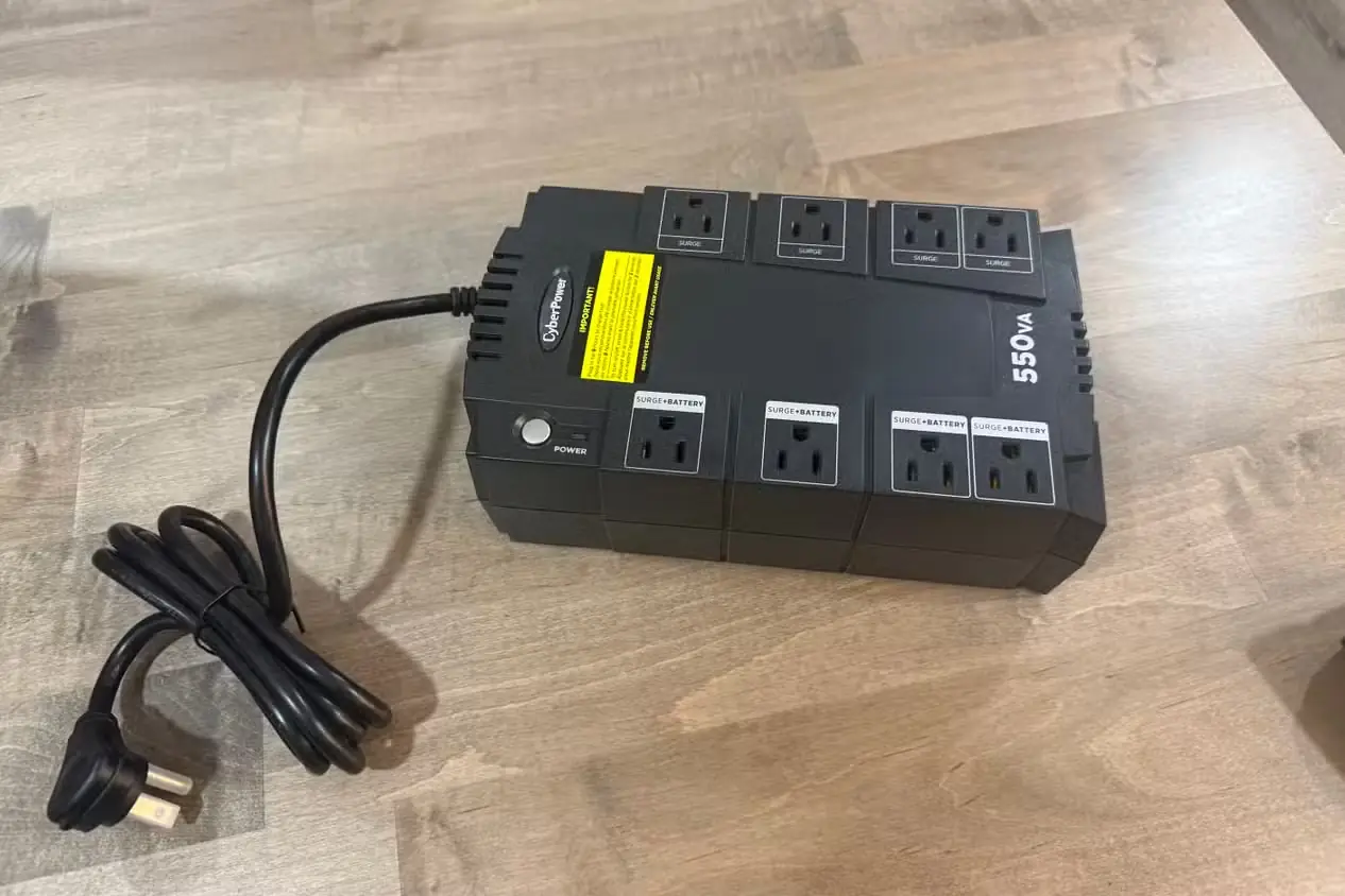 یو پی اس CyberPower 550VA با کابل برق پیچدار روی میز