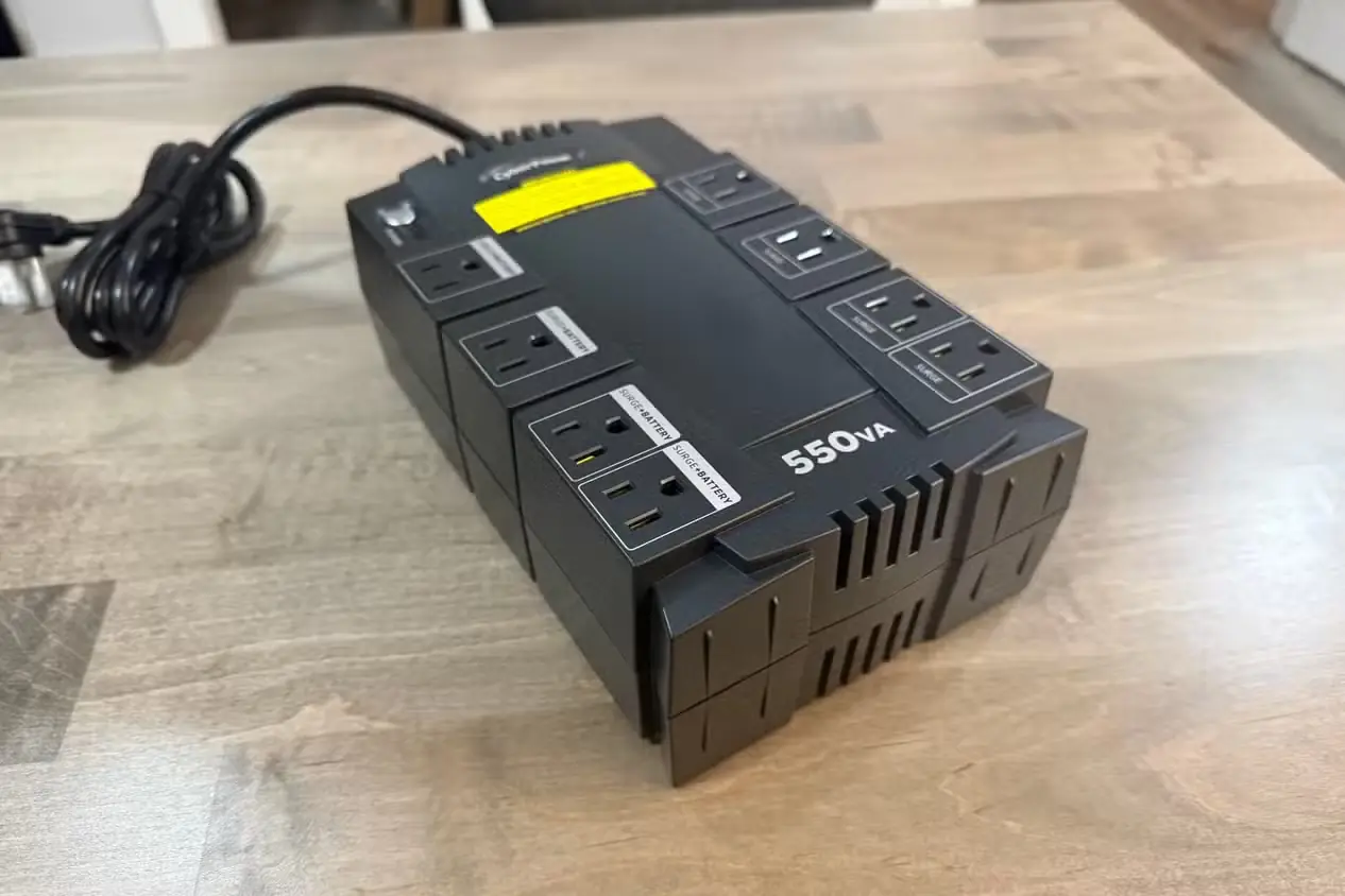 یو پی اس CyberPower CP550SLG نمای جلوی زاویهدار با کابل پیچدار