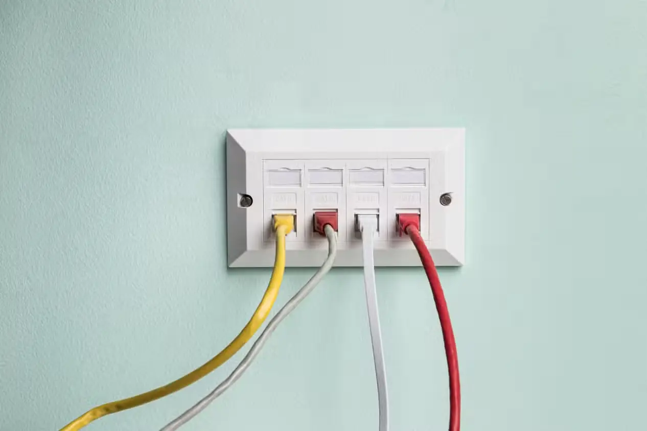 چندین کابل اترنت متصل شده به پورتها
