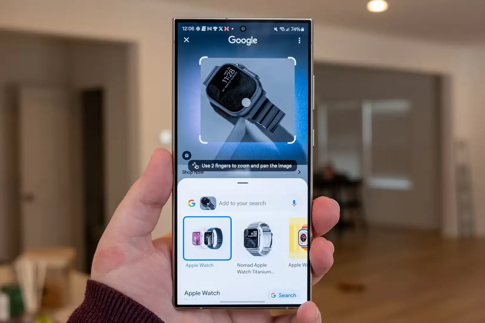 شخص در حال استفاده از قابلیت هوش مصنوعی دایره برای جستجو بر روی سکچریسانس集中的 (Samsung Galaxy S24 Ultra)