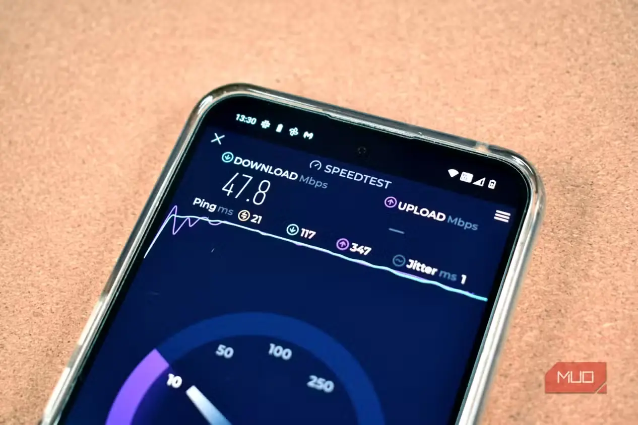 اپ Speedtest شرکت Ookla روی صفحهی گوشی هوشمند
