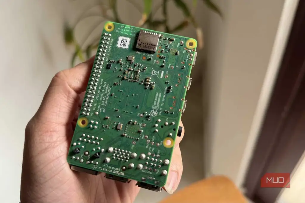 پشت Raspberry Pi 4