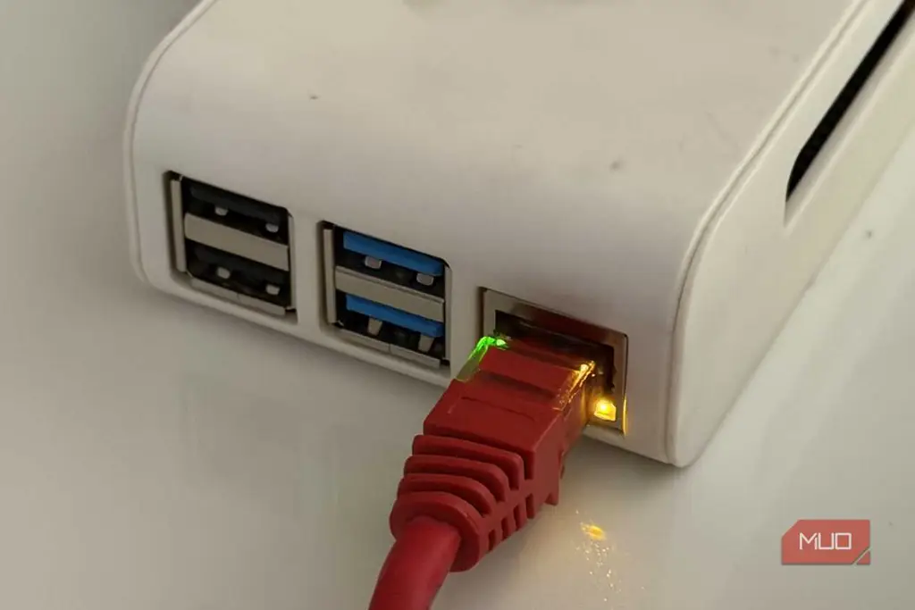پورتهای Ethernet و USB روی Raspberry Pi با کیس