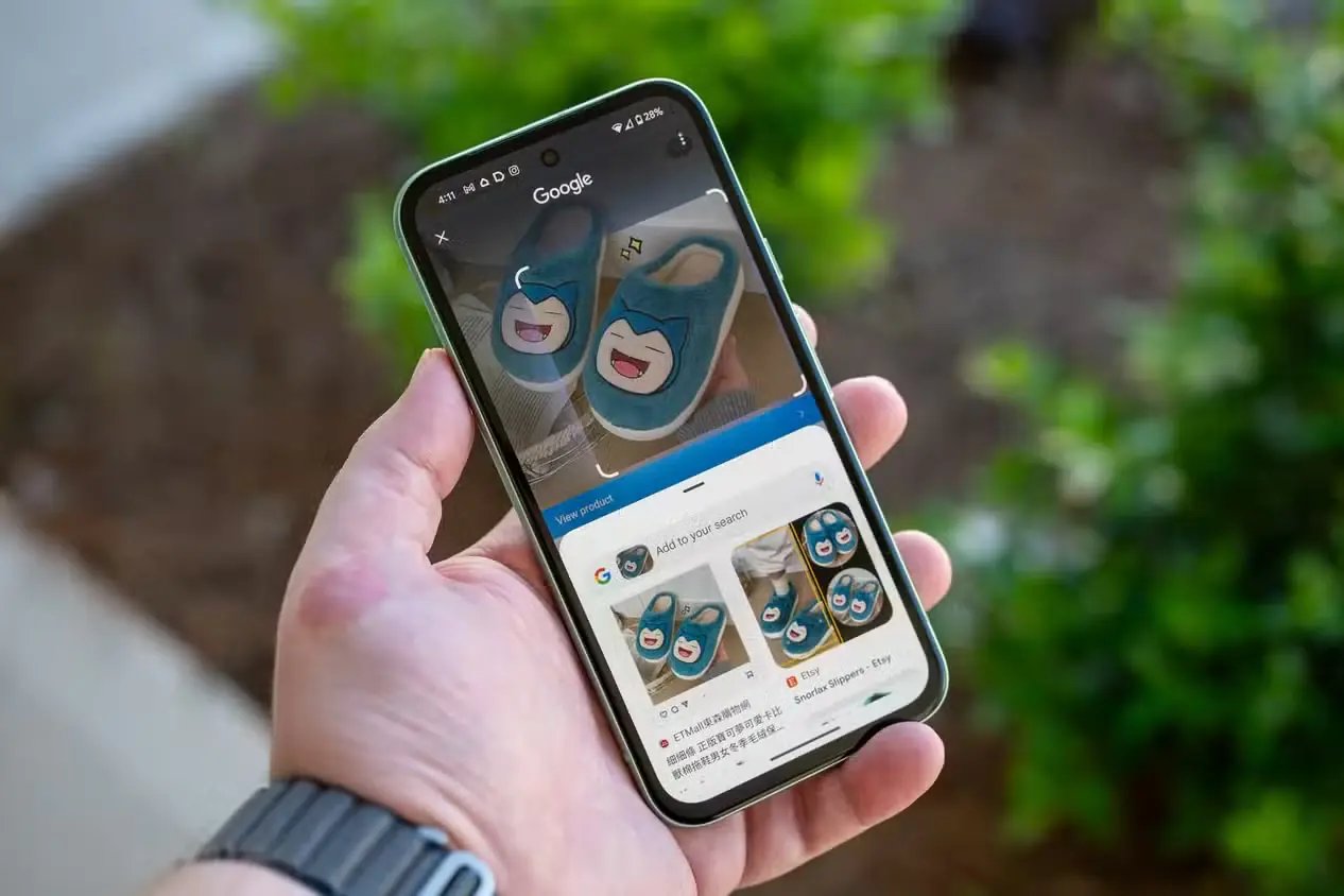 شخصی در حال نگهداشتن Google Pixel 8a و استفاده از قابلیت Circle to Search