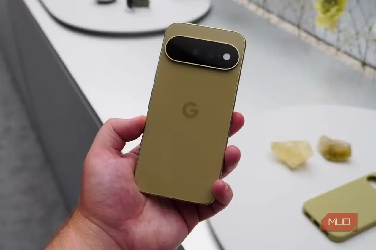 نمای پشت Google Pixel 11 به رنگ پستهای