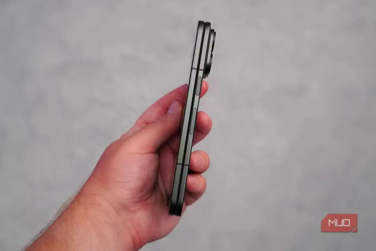 نمای جانبی گوشی Pixel 11 Pro Fold