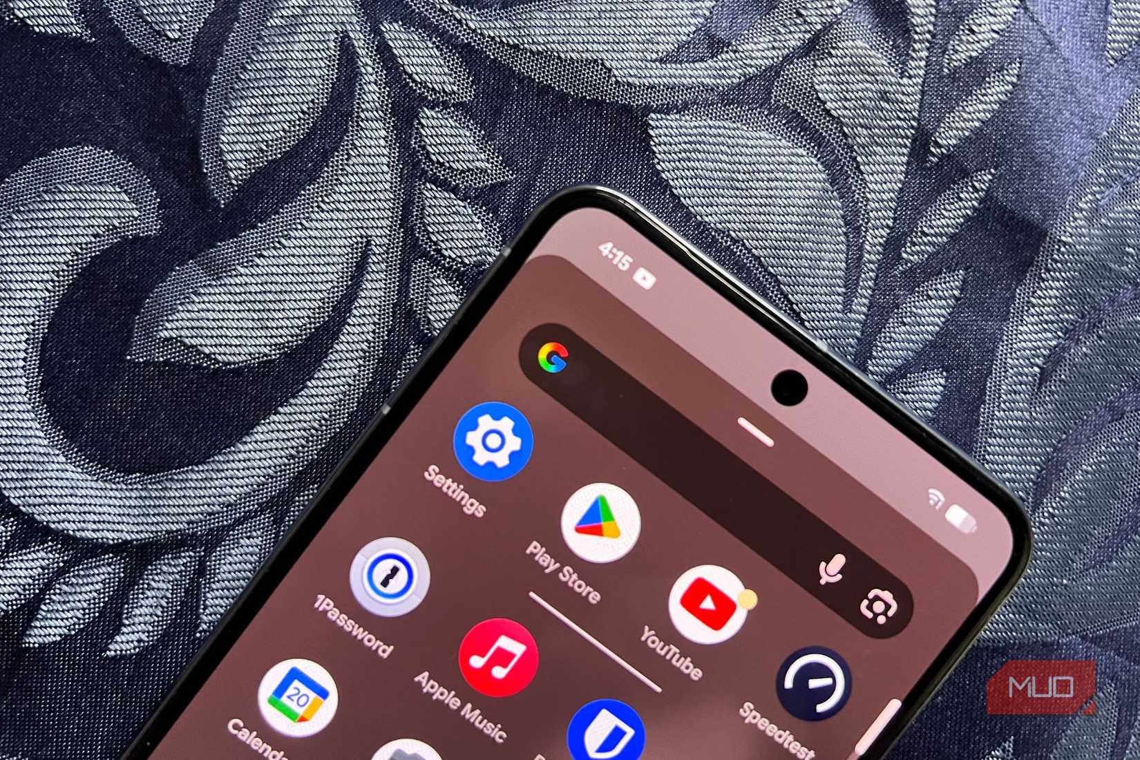 گوشی Google Pixel که صفحه لیست اپلیکیشنها را نشان میدهد