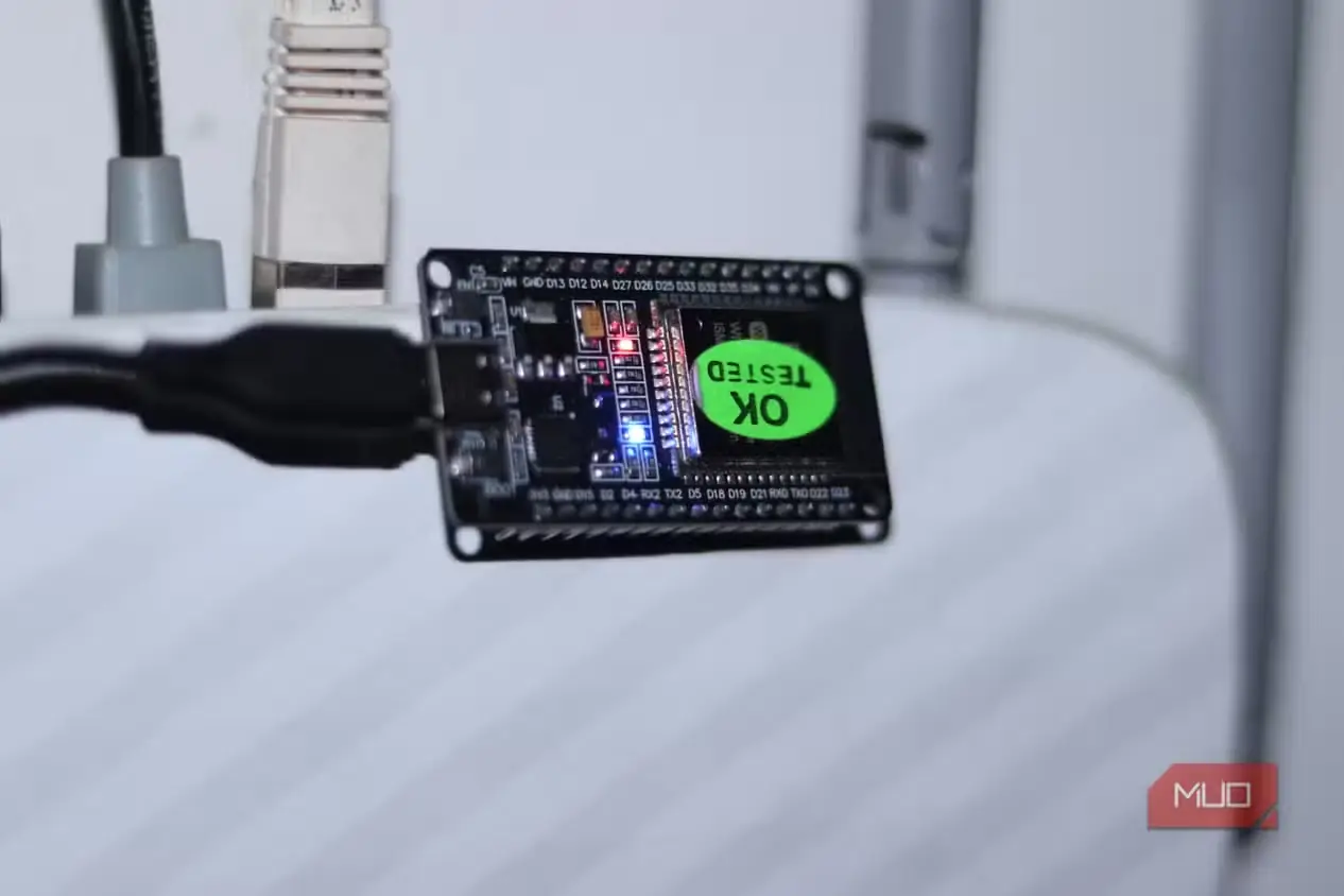ماژول ESP32 بهعنوان روتر NAT بر روی یک روتر دیگر نصب شده