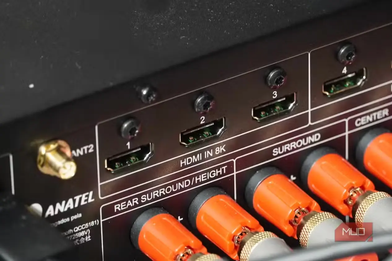 نمای نزدیک درگاههای 8K HDMI