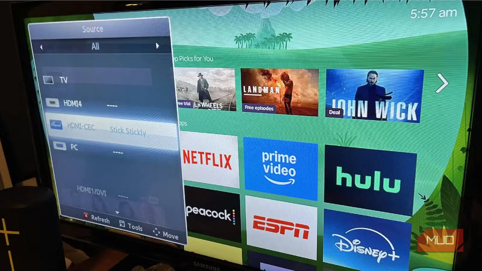 منبع HDMI-CEC روی تلویزیون با دستگاه Roku در پسزمینه