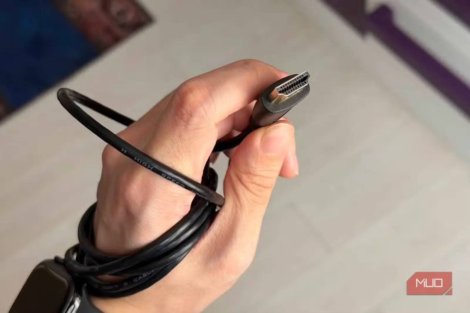دستی در حال نمایش پایههای اتصال کابل HDMI