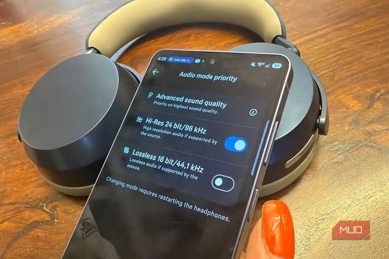 گوشی سامسونگ Galaxy S26 Ultra با نمایش صدای Hi-Res و هدفون Sennheiser Momentum 5 Wireless در پسزمینه