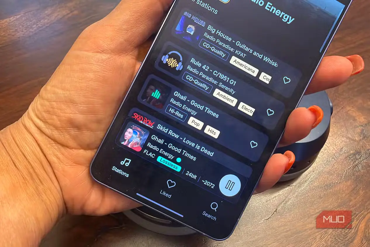 پخش یک فایل صوتی با کیفیت FLAC Lossless روی گوشی سامسونگ Galaxy S26 Ultra در دست