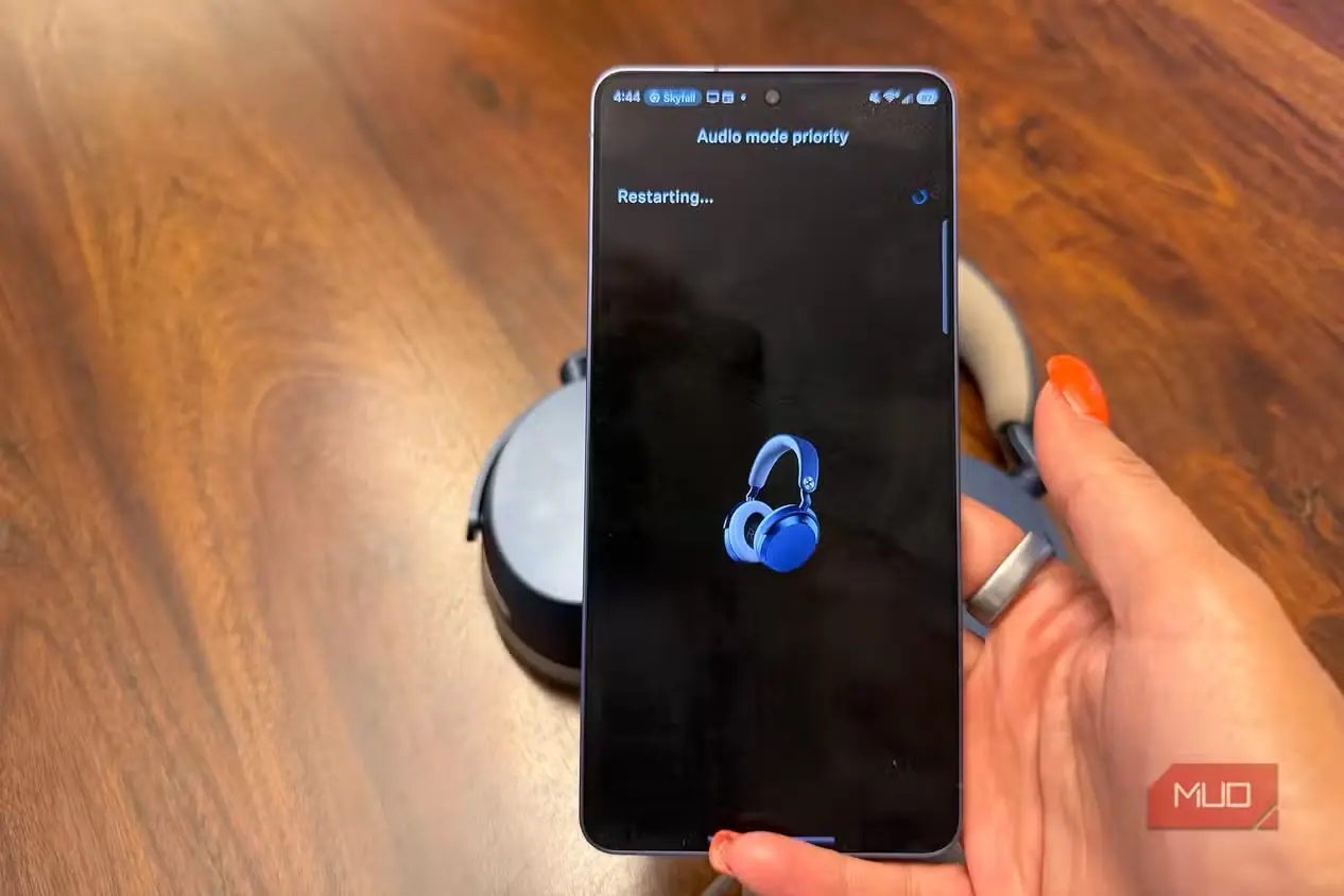 برنامه Sennheiser Momentum 5 روی گوشی سامسونگ Galaxy S26 Ultra که در حال راهاندازی مجدد است