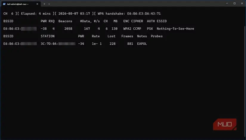 پایش با Airodump-ng در Kali Linux و لحظه‌ای که یک بسته‌ی مرتبط‌سازی مجدد SSID مخفی را آشکار می‌کند