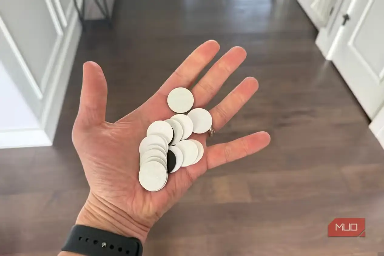 برچسبهای NFC در دست.