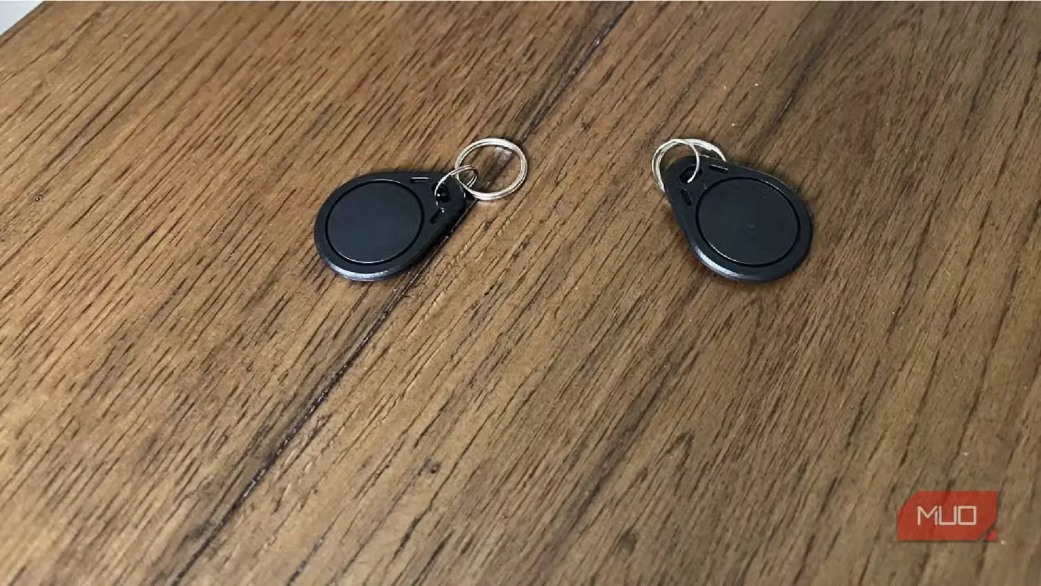 دو برچسب NFC روی میز چوبی.