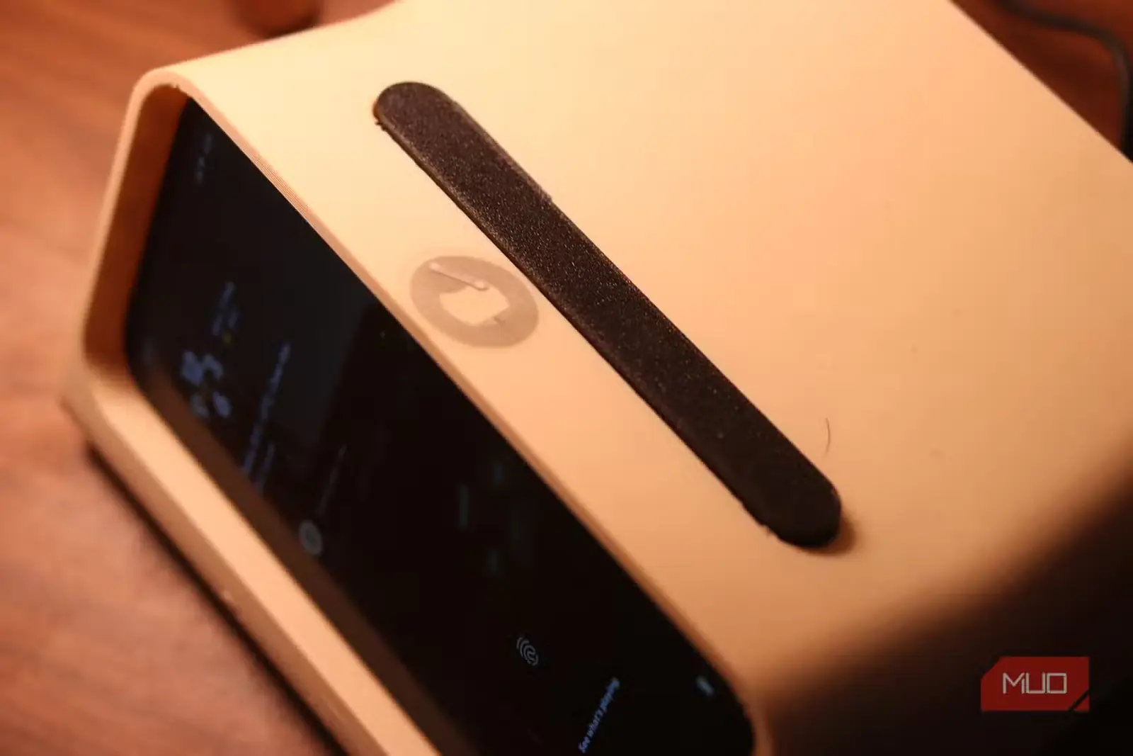 برچسب NFC روی نگهدارنده تلفن کنار تخت.