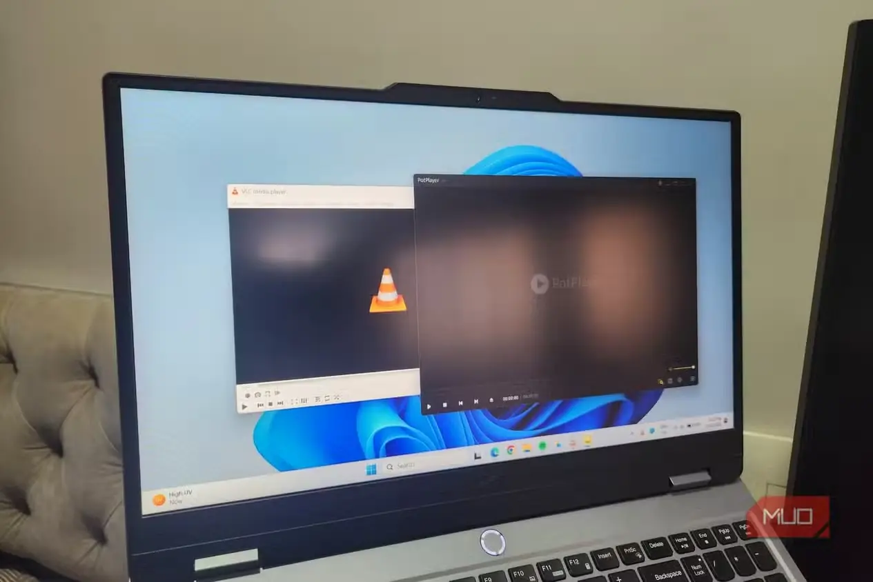 لپتاپی که VLC و PotPlayer را نمایش میدهد