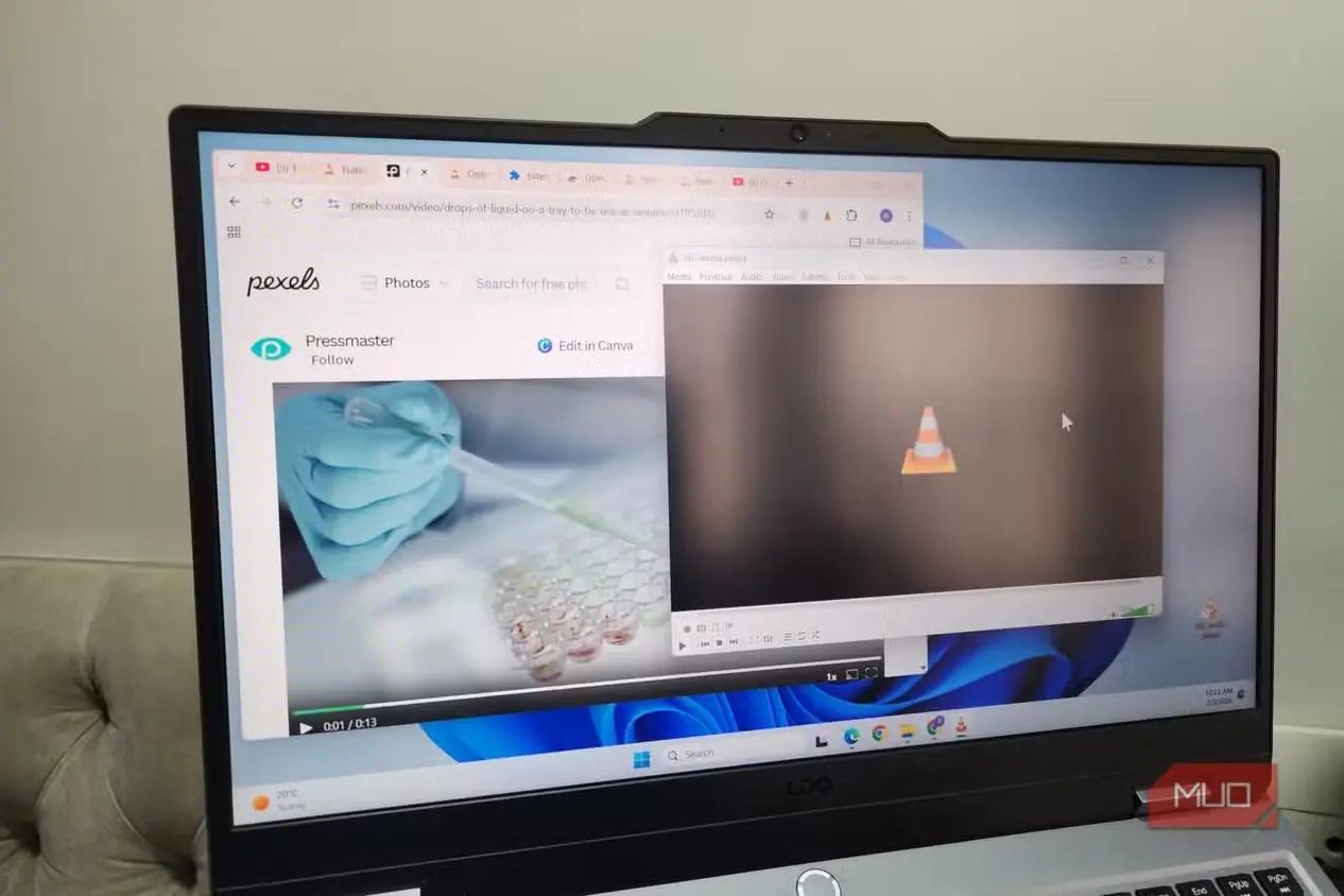 لپتاپی که مرورگر و VLC را نمایش میدهد