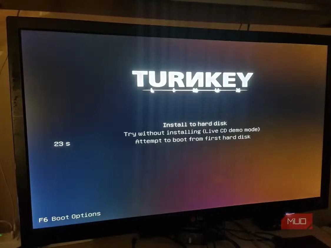 صفحه بوت اولیه TurnKey Linux روی اینتل NUC