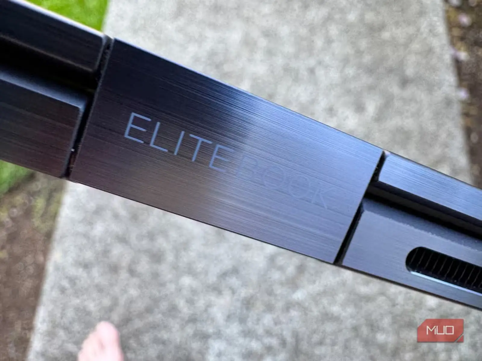 نشان EliteBook روی لولا