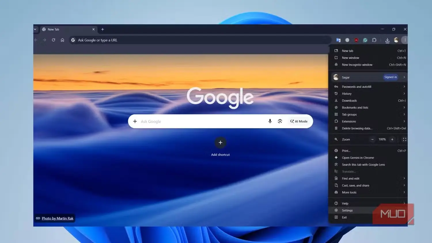 منوی سهنقطه Google Chrome باز در دسکتاپ که گزینه تنظیمات را نشان میدهد