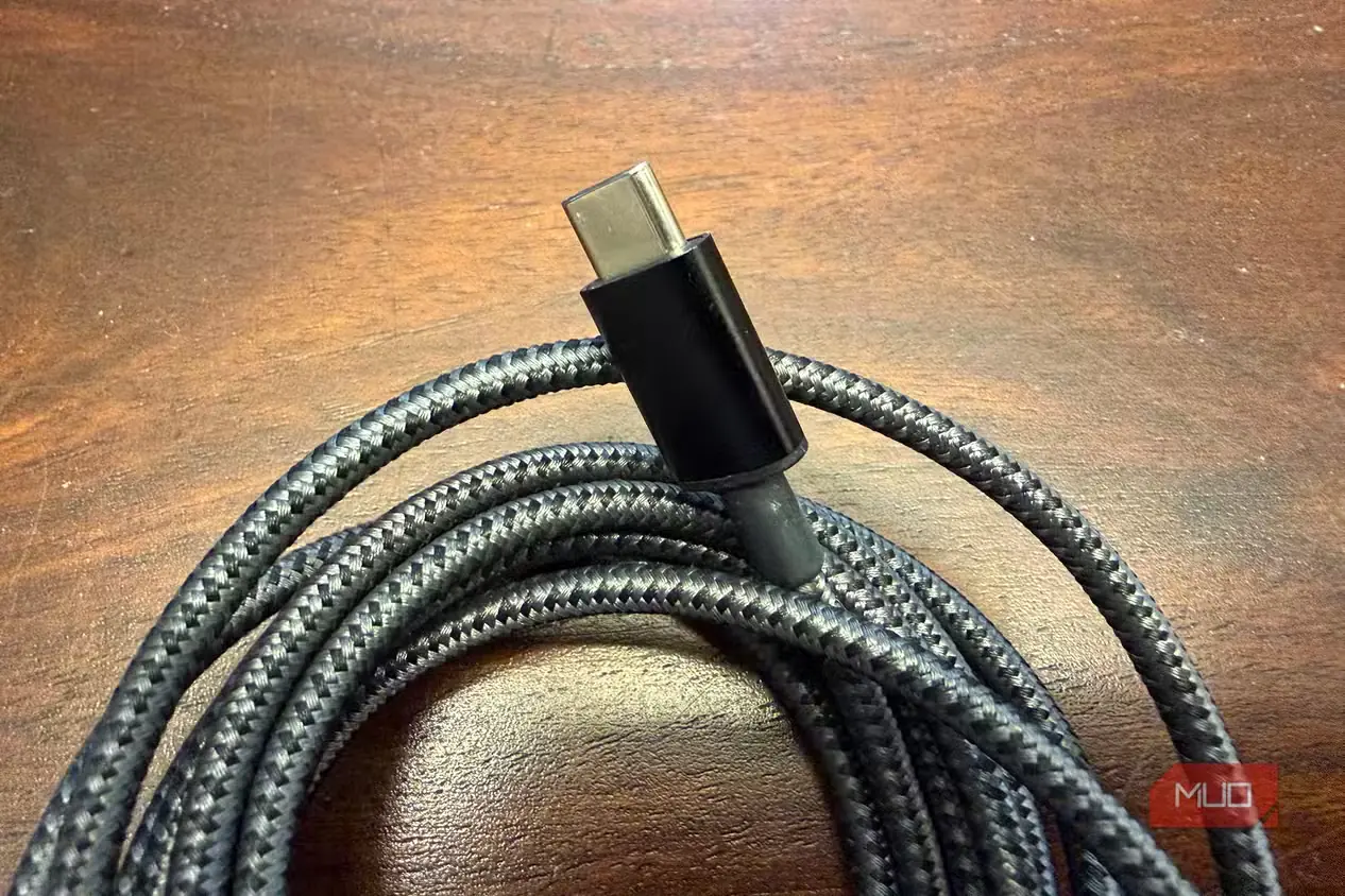 نمای نزدیک کابل USB-C با روکش بافتدار