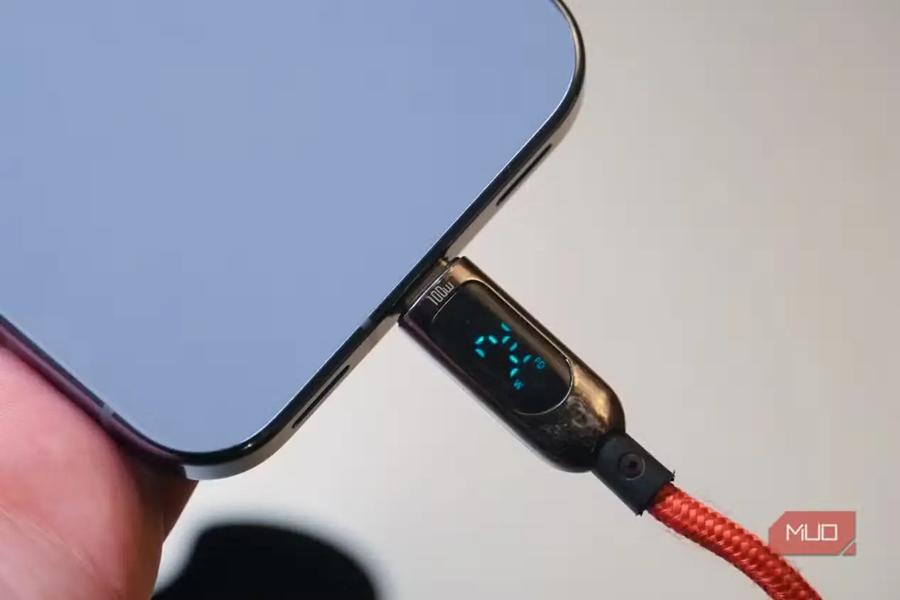 کابل USB-C در حال شارژ گوشی Pixel 10 Pro با صفحه نمایش
