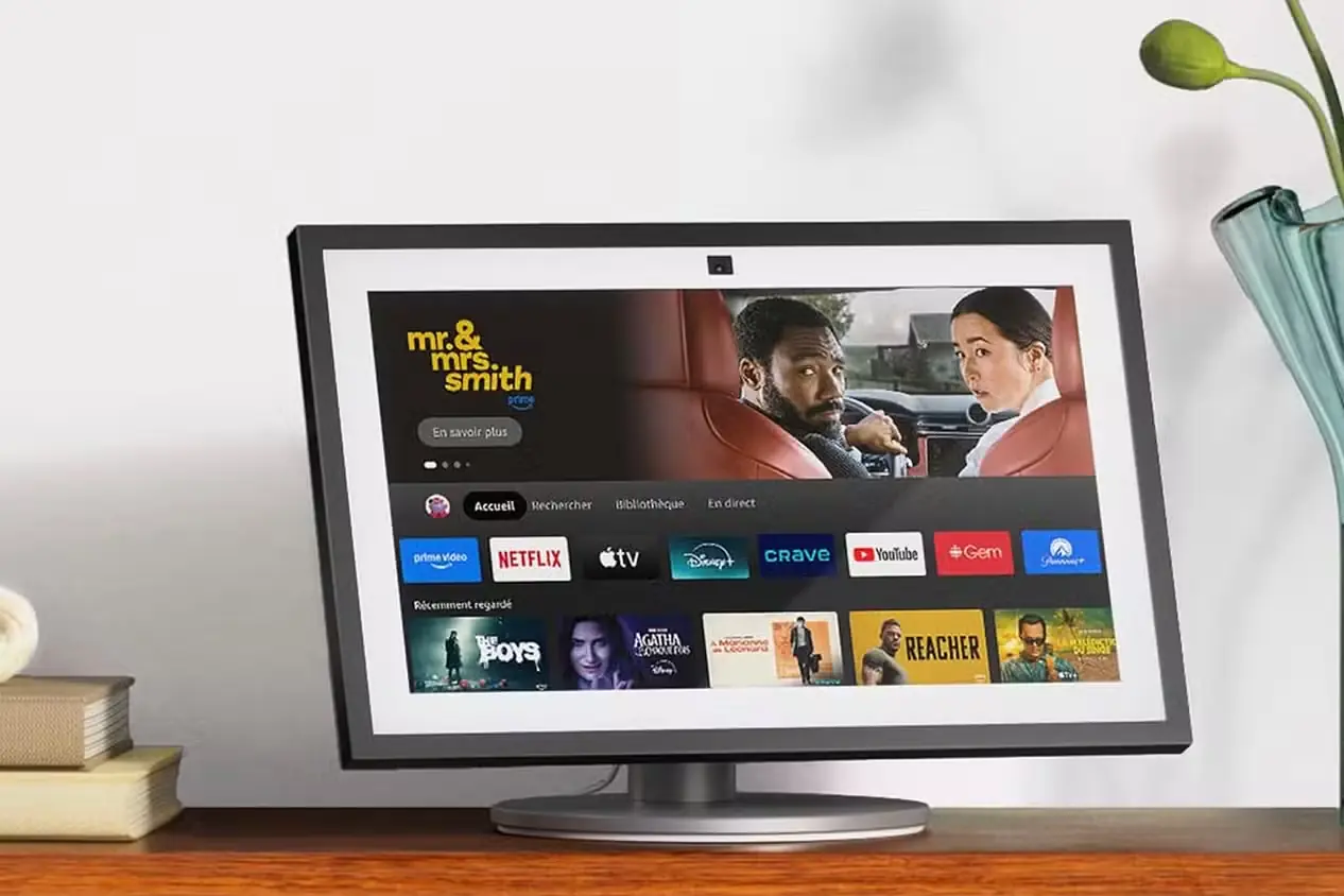 Amazon Echo Show نصبشده بر پایه روی میز نمایش سیستمعامل تلویزیونی