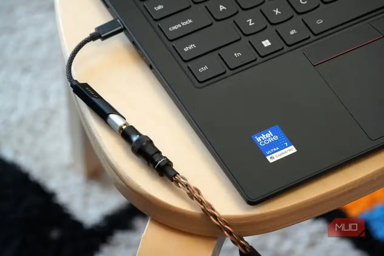 DAC فیووو با درگاه USB-C متصل به یک لپتاپ لنوو