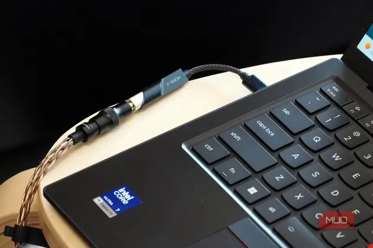 DAC فیووو با درگاه USB-C متصل به لپتاپ لنوو