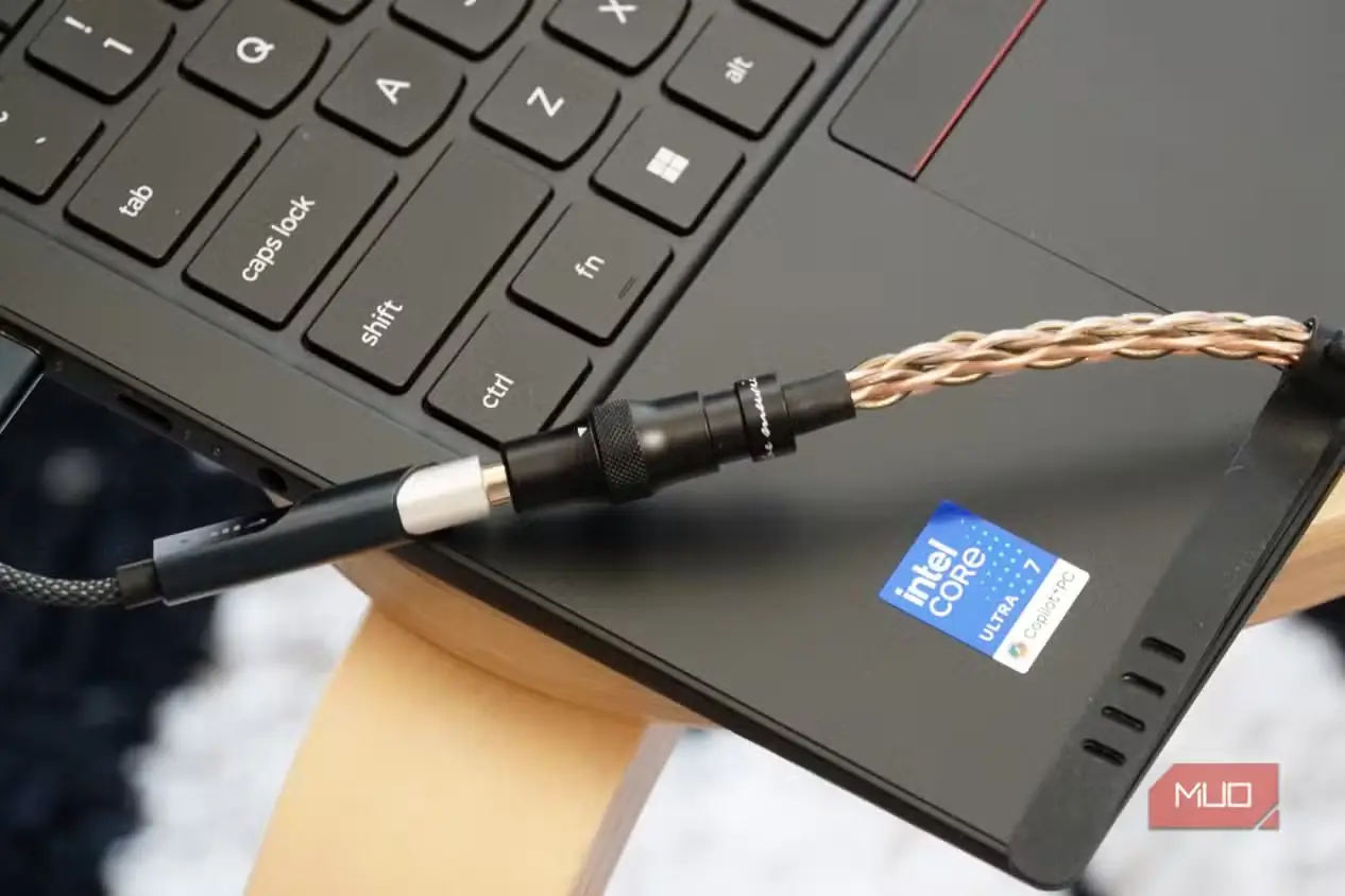 DAC فیووو با درگاه USB-C متصل به لپتاپ لنوو