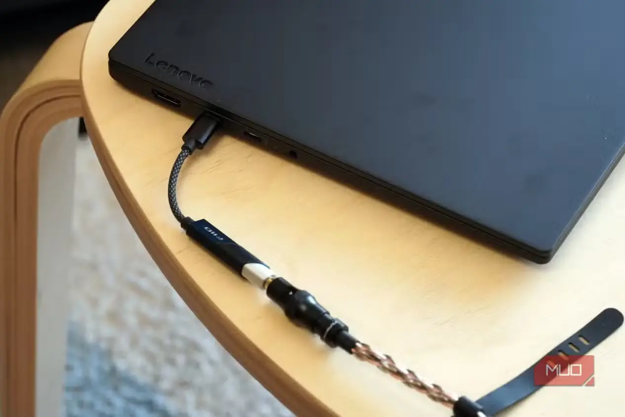 DAC فیووو با درگاه USB-C متصل به لپتاپ لنوو