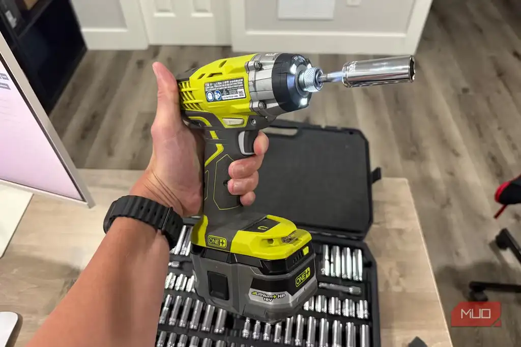 پیچ‌گوشتی ضربه‌ای RYOBI در دست با م adapters سوکت متصل