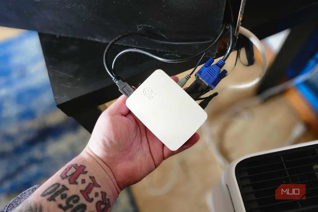 Raspberry Pi در جعبهای که در دست نگه داشته شده