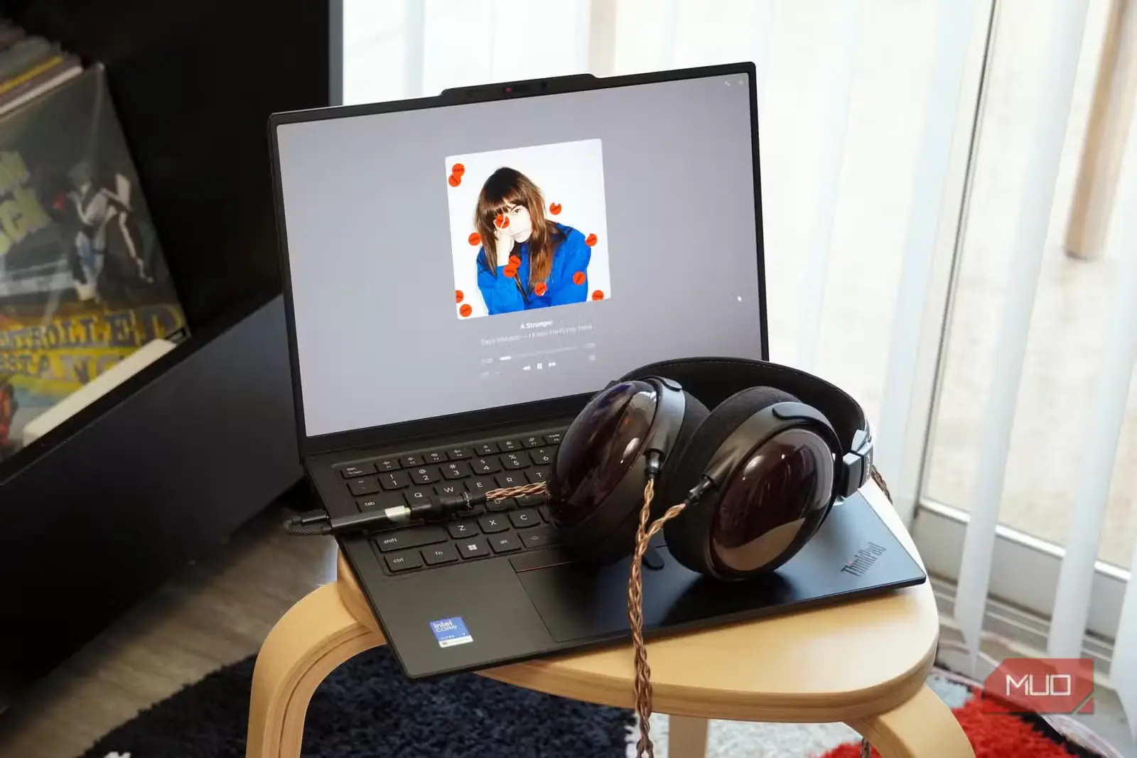 مبدل USB-C DAC و یک جفت هدفون سیمیِ متصل به لپتاپ Lenovo