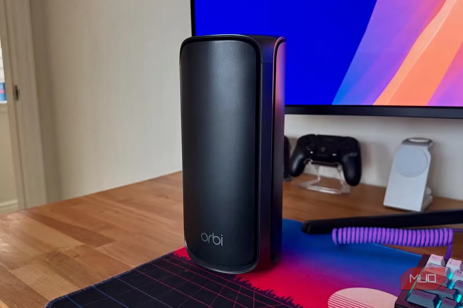 روتر Netgear Orbi مشکی روی میز چوبی