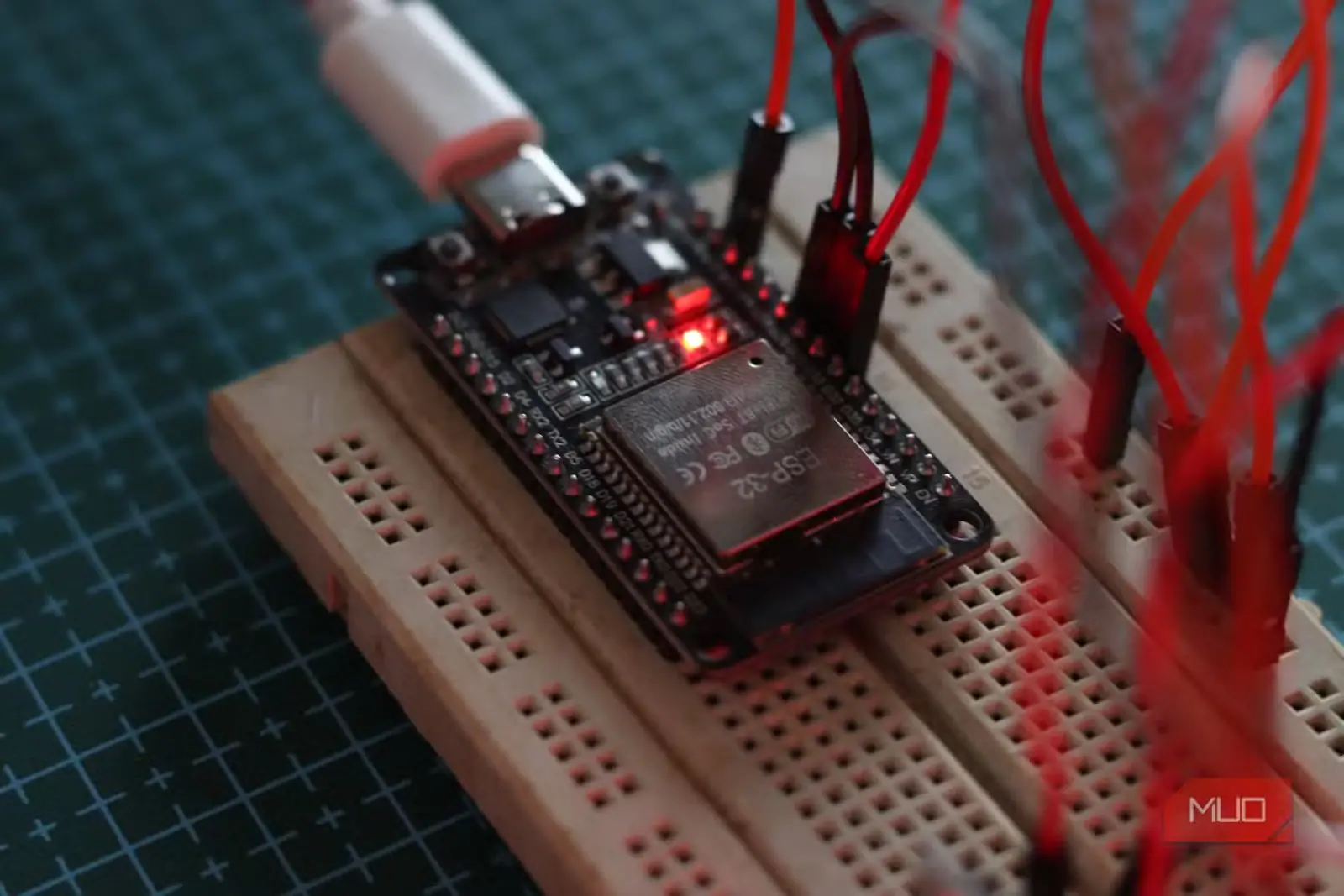 ESP32 روی برد بُردبرد با کابل‌های جهتی متصل