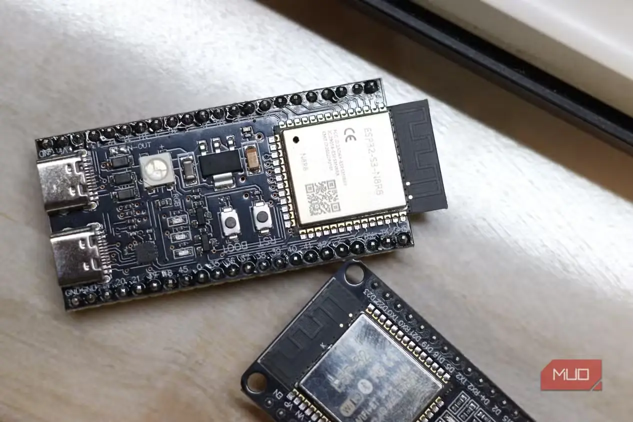 بردهای ESP32‑S3 و ESP32 کلاسیک روی میز کنار پنجره