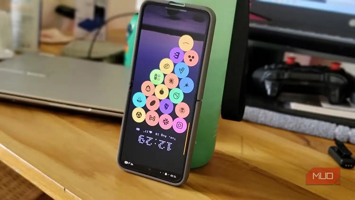 نمایش رنگی آیکونهای برنامه در Mango Launcher روی صفحه اصلی Samsung Galaxy Z Flip 6.