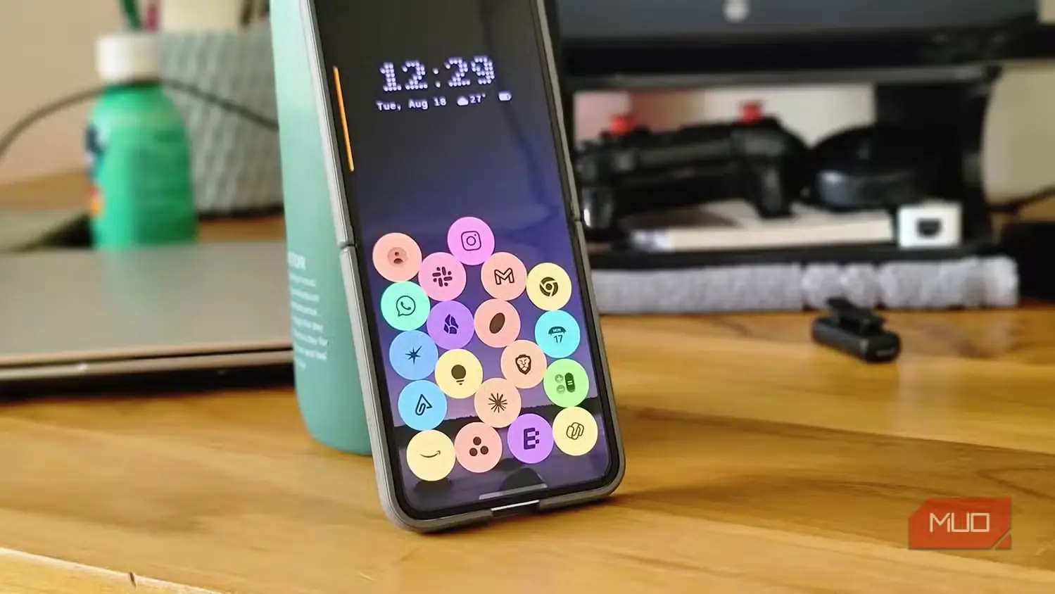 آیکونهای رنگارنگ برنامهها در Mango Launcher بر صفحه اصلی Samsung Galaxy Z Flip 6.
