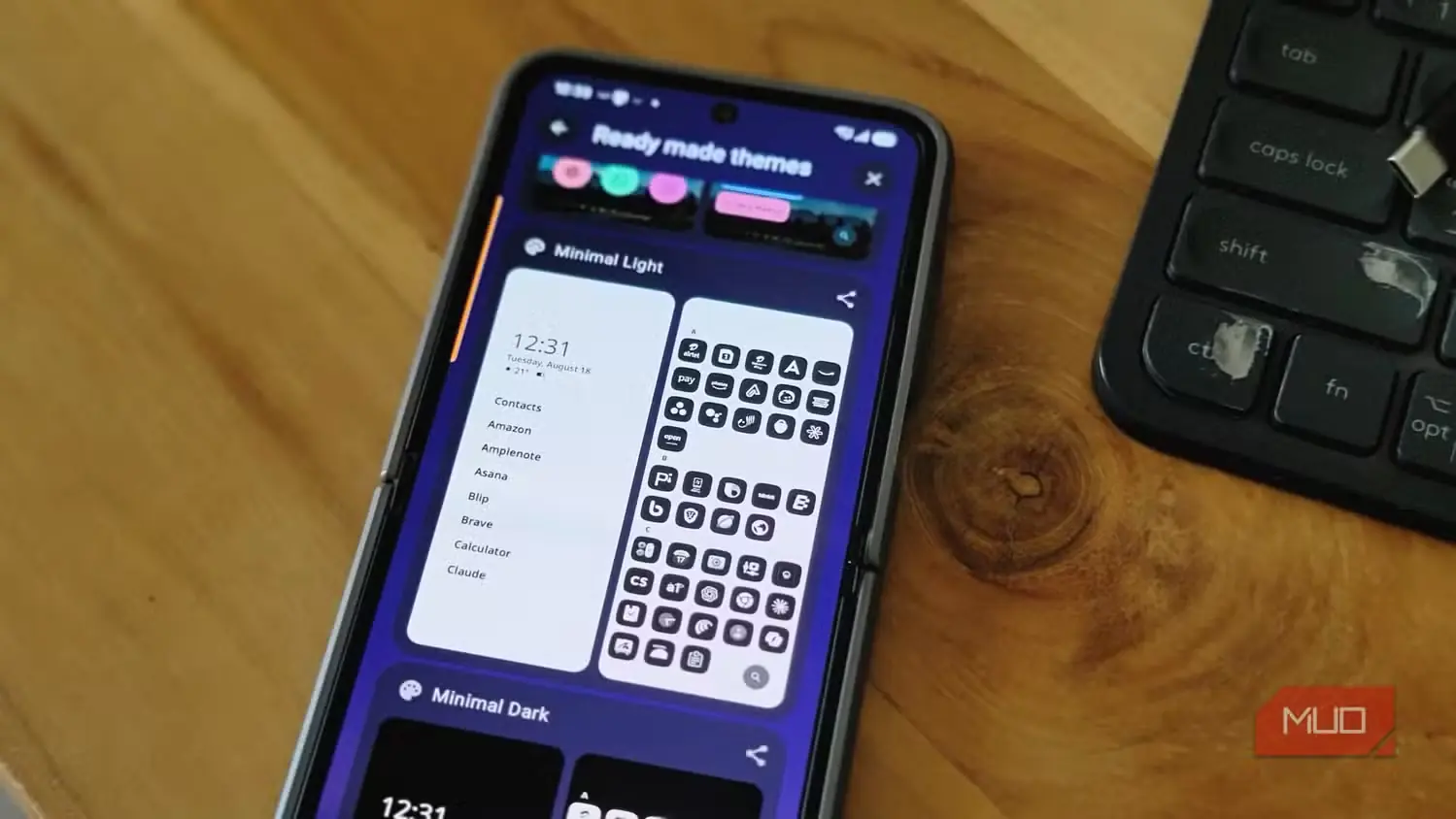 تمهای Mango Launcher روی Samsung Galaxy Z Flip 6؛ نمایش تم سبک مینیمال با مخاطبین.