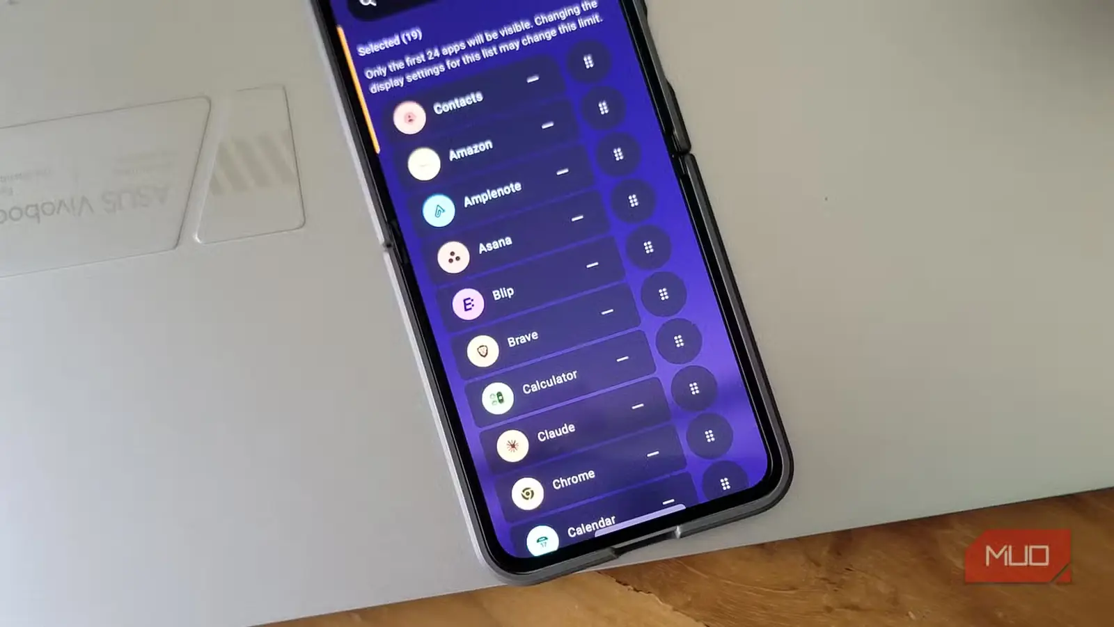 فهرست انتخاب برنامه در Mango Launcher روی Samsung Galaxy Z Flip 6-1.